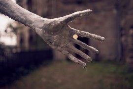 nasse Hand aus bemalter Bronze